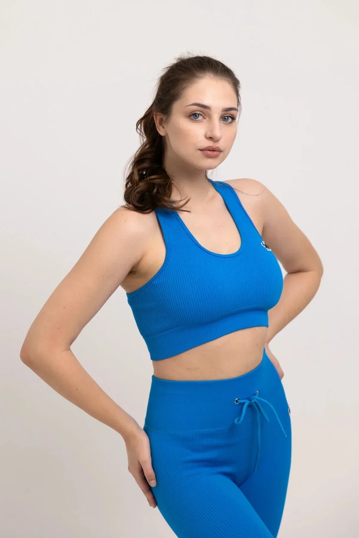 Feel Strong and Stylish in the Seamless Ribbed Wave Sport-Bra - YAKWARY®