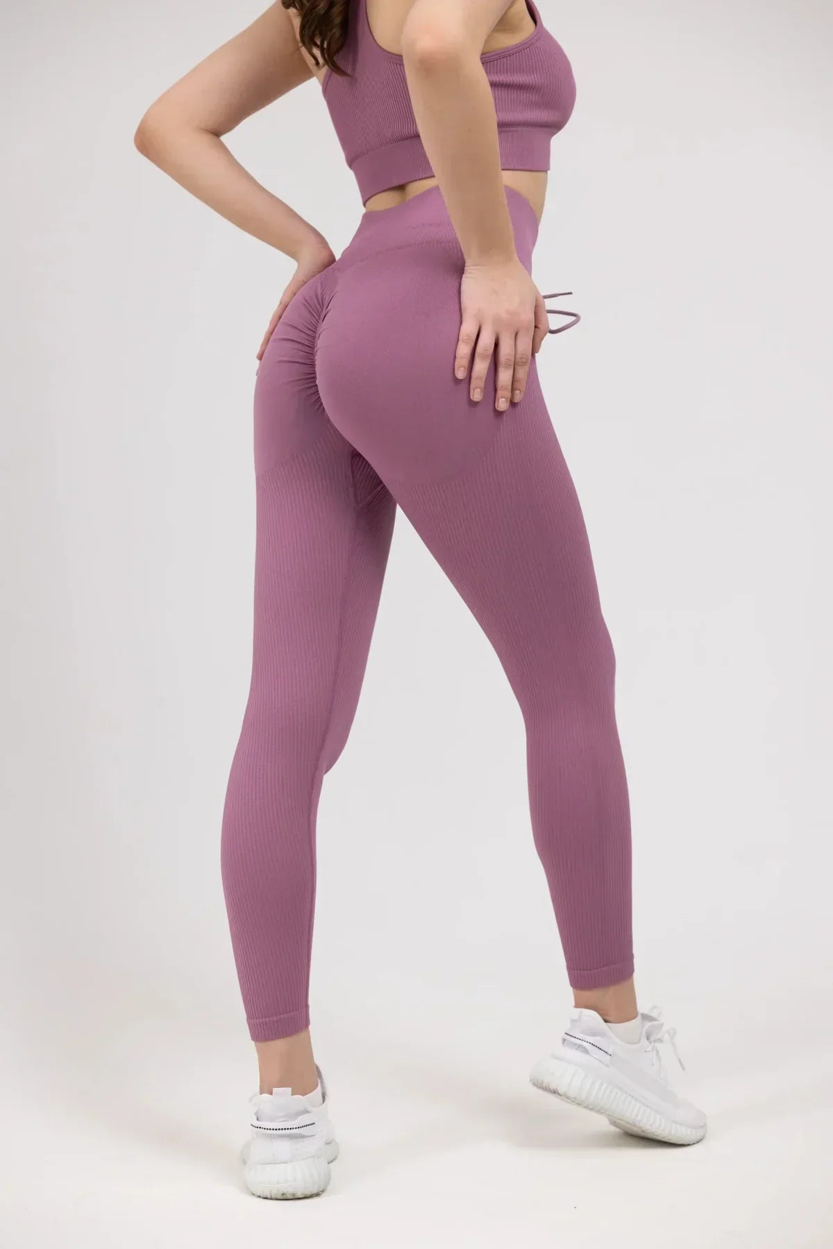 Power and Style in Seamless Ribbed Wave Hips Leggings - YAKWARY®